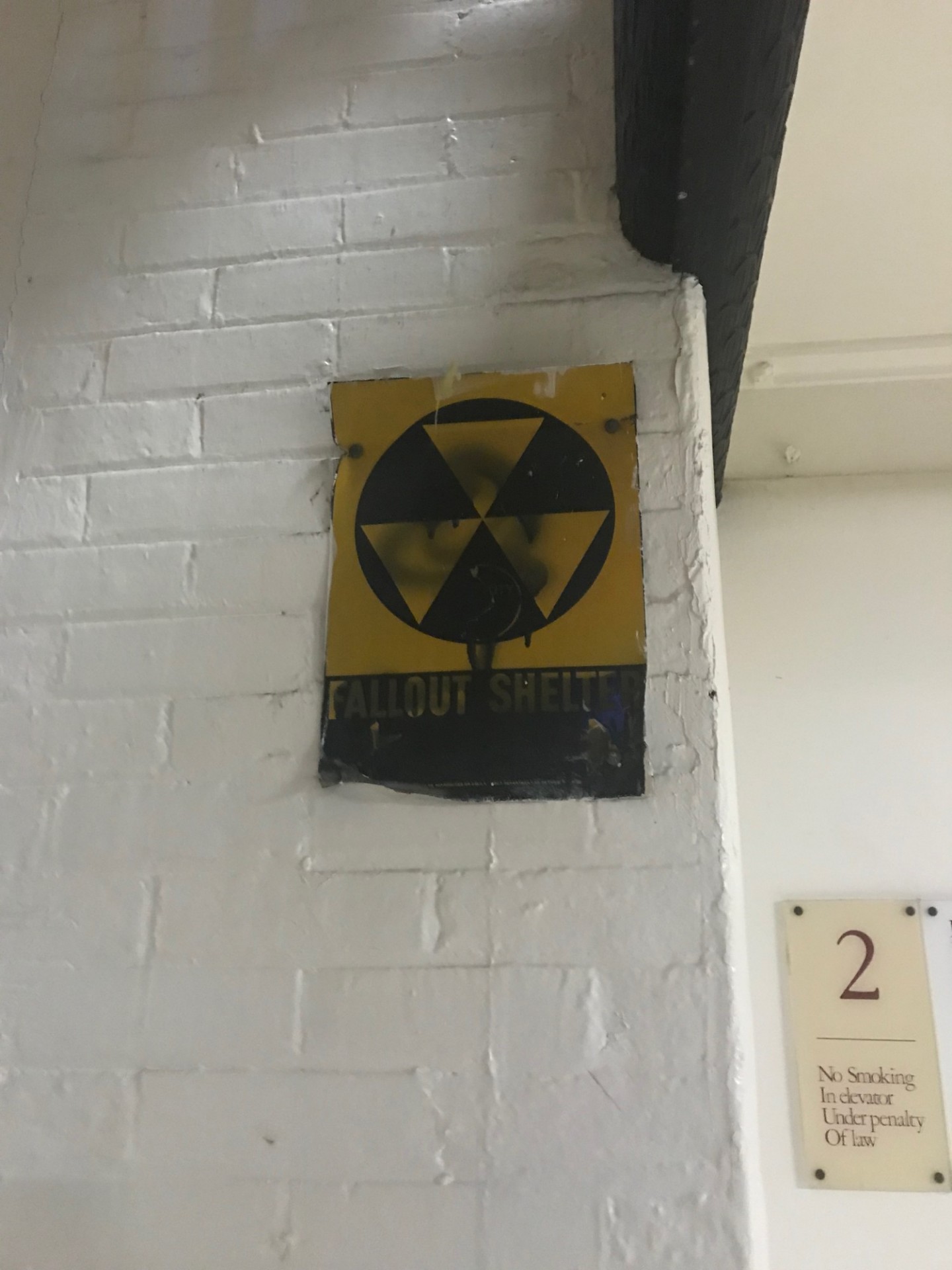 Знак убежища от радиоактивных осадков